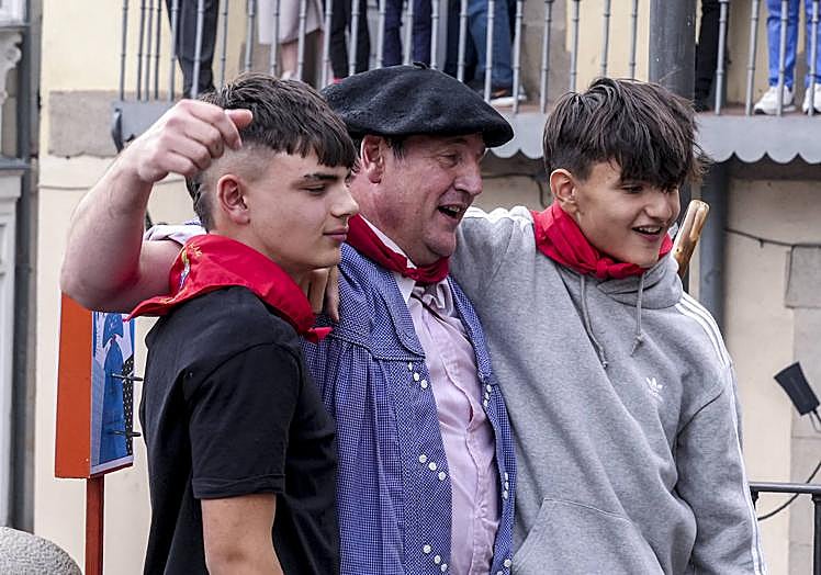 Imagen principal - Arriba, Gorka posa con sus hijos, Unax y Urko; en segundo luga, Celedón en pleno paseillo, tras salir al balcón tras la Bajada.