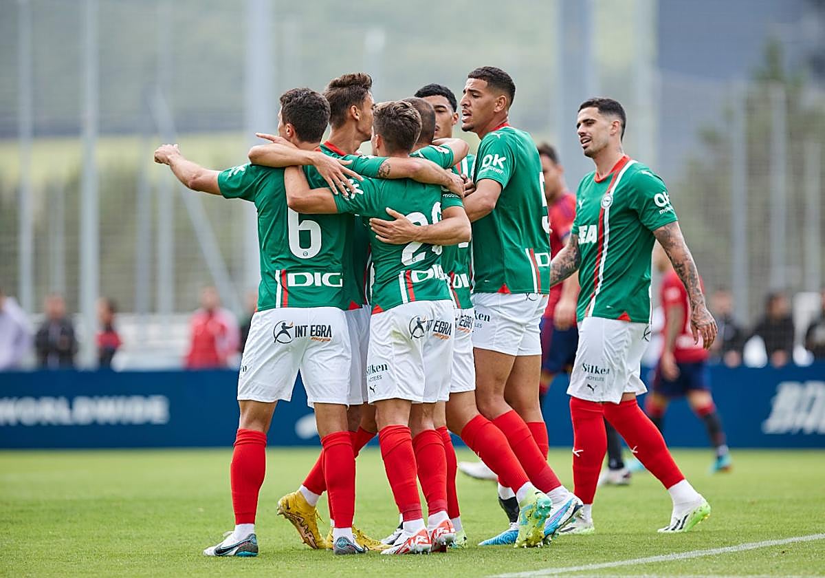 Los jugadores del Alavés celebran un gol durante la primera mitad.