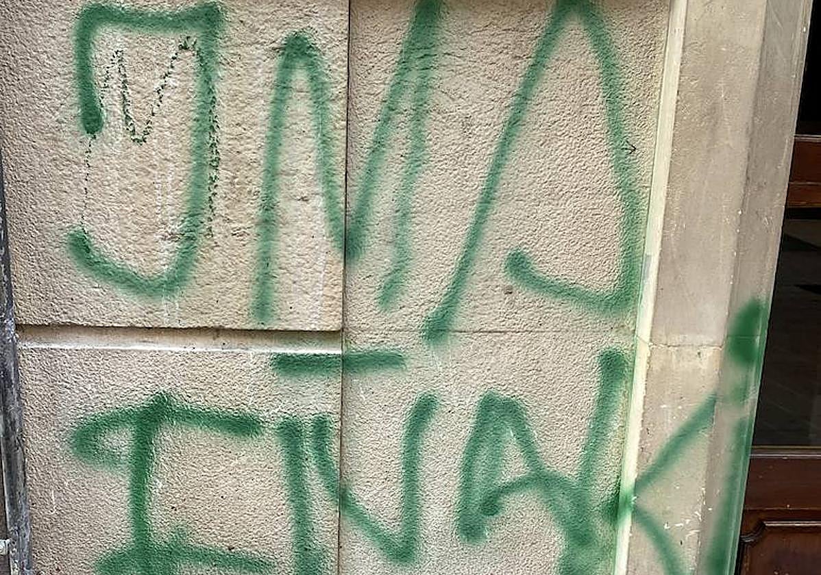 La pintada inacabada de los dos grafiteros pillados por policías locales.