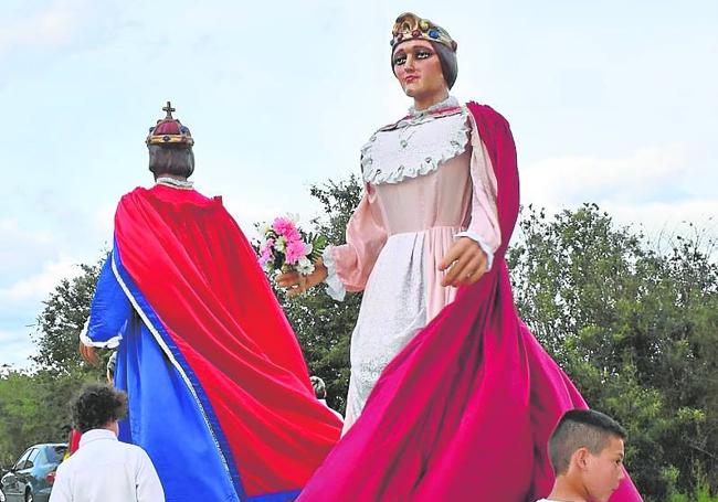 En fiestas. En las de Las Matillas bailaron los gigantes.