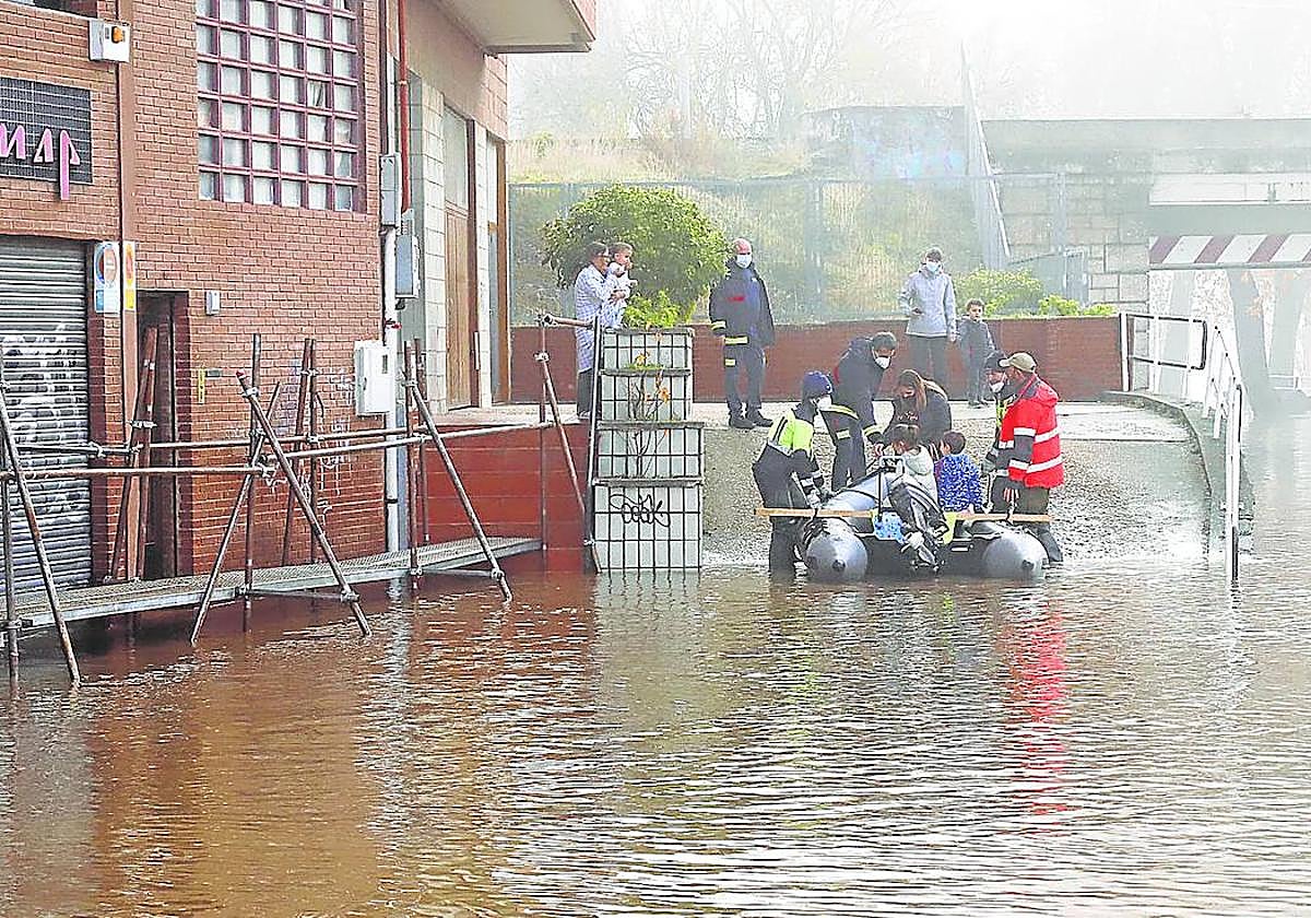 El agua cogió mucha altura en la calle Álava durante la riada de finales de 2021.