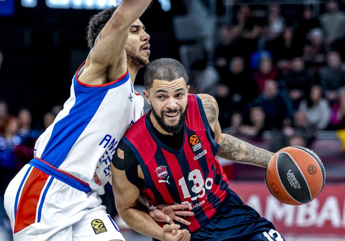 Larkin, fichado por el Baskonia el 10 de agosto de 2016, defiende a Darius Thompson