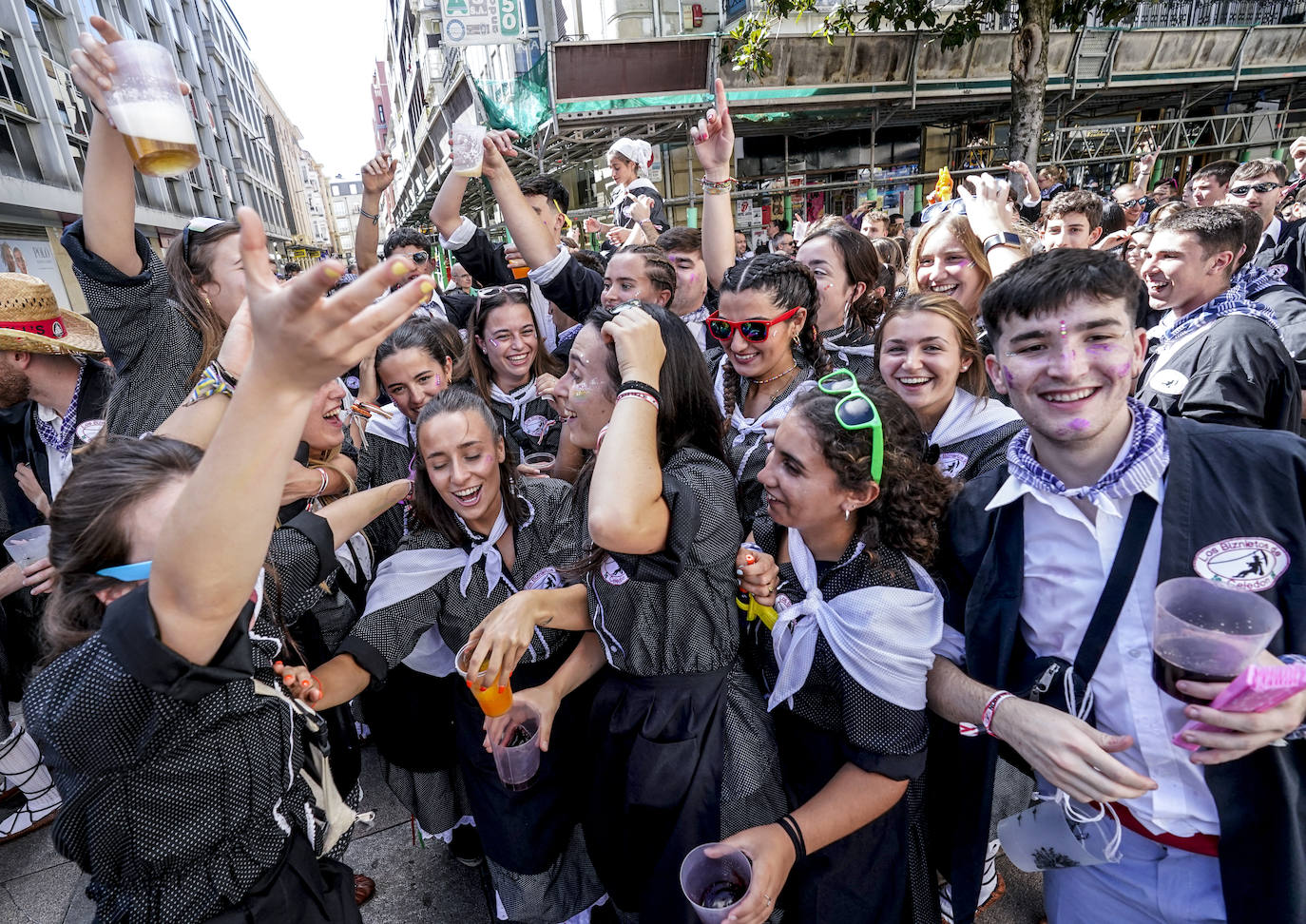 La fiesta sin fin de neskas y blusas