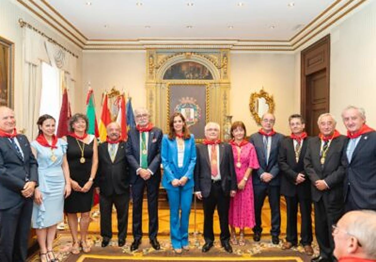 El Colegio Oficial de Médicos de Álava recibe la Medalla de Oro de Vitoria