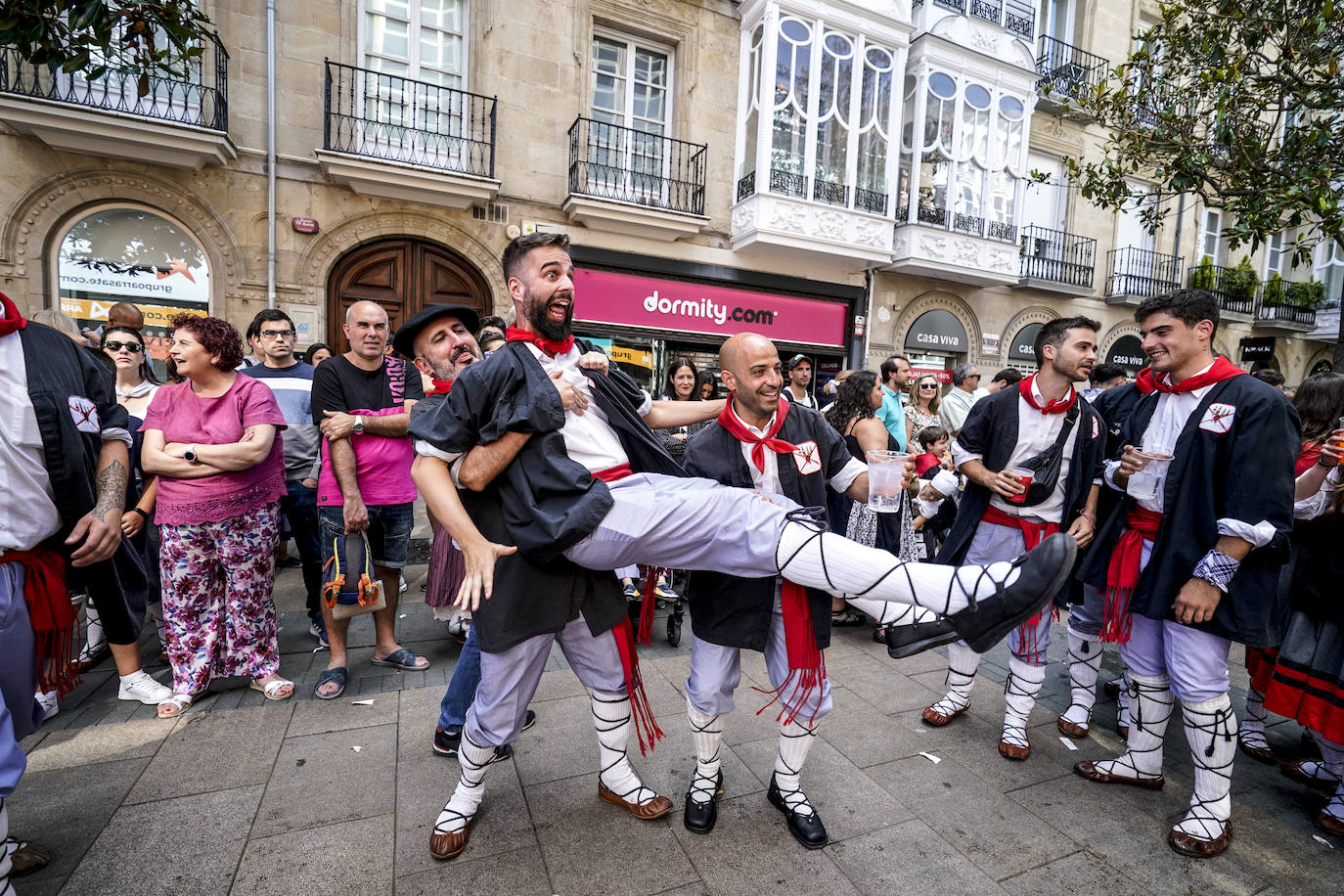 La fiesta sin fin de neskas y blusas
