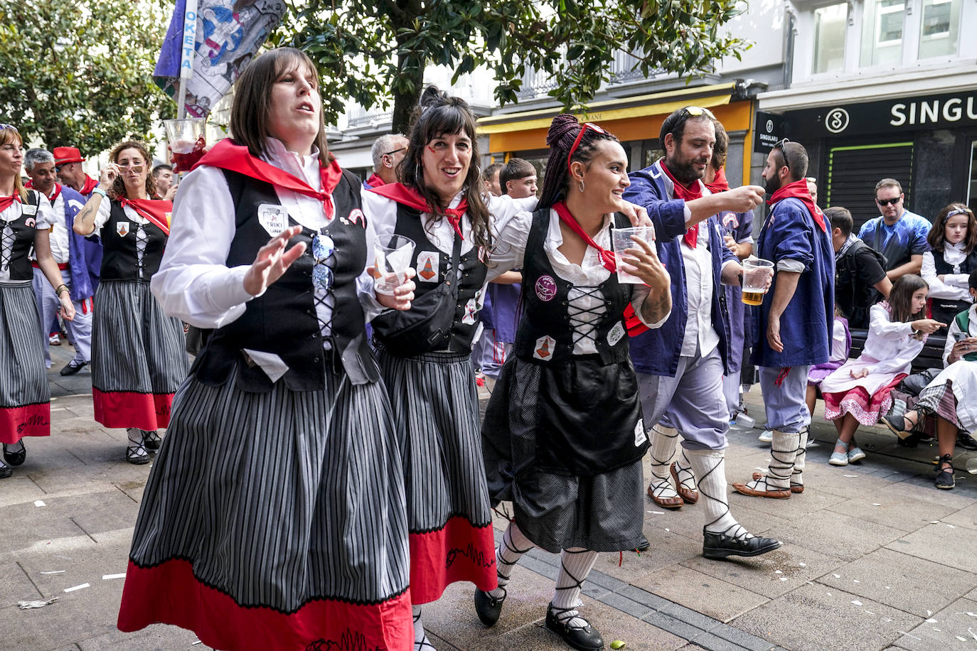 La fiesta sin fin de neskas y blusas
