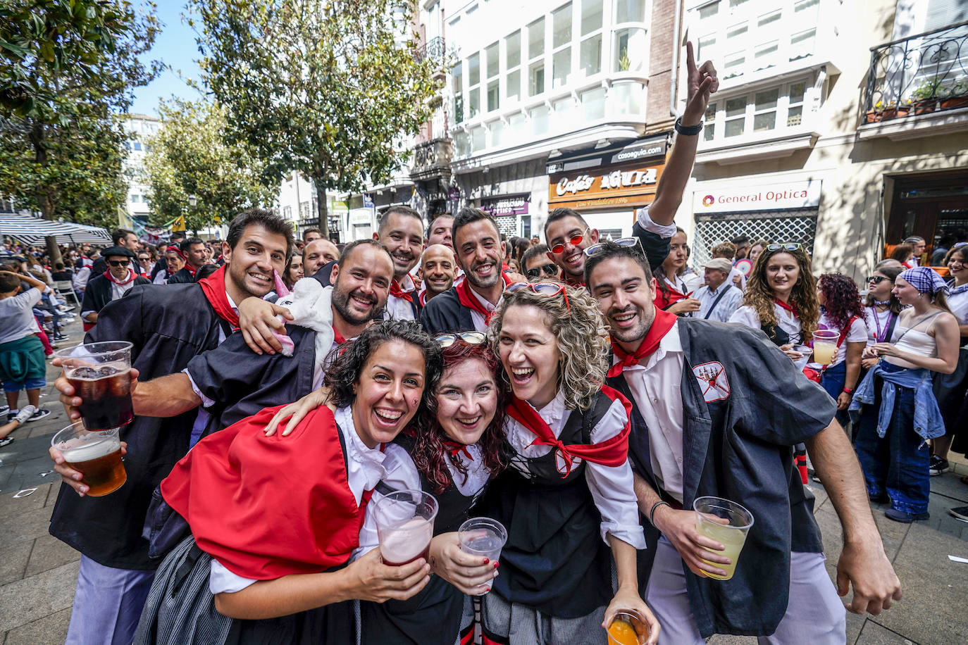 La fiesta sin fin de neskas y blusas
