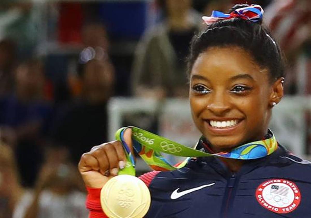 imone Biles, con uno de los cinco oros que ganó en los Juegos de Río.