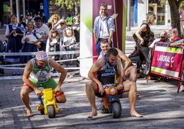 Los tres primeros competidores del triatlón empujan su tricicloen la salida