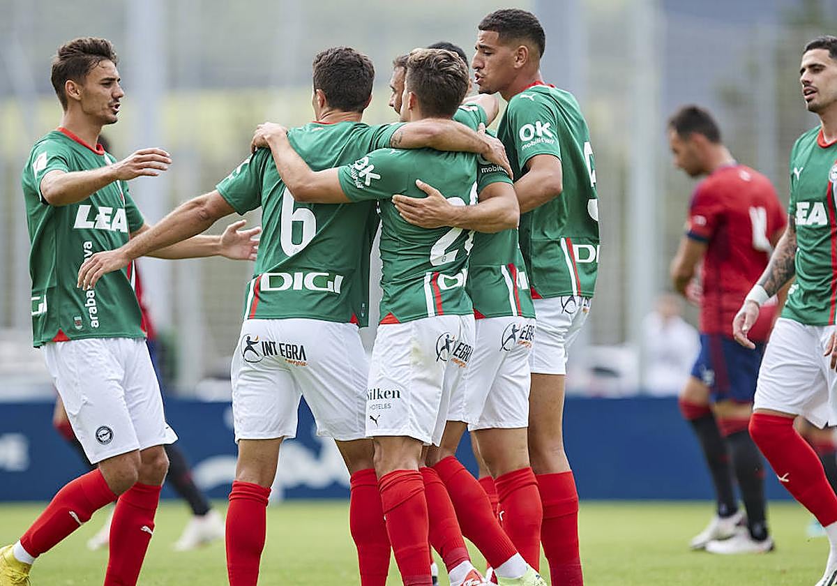Los jugadores del Alavés se abrazan para celebrar uno de los goles marcados el viernes en el amistoso ante Osasuna (2-3).