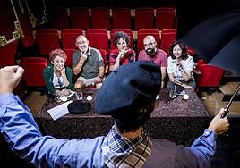 Él sí que vale. Los cinco miembros del jurado -Carmen Vicente, Jesús Prieto, Iker Ortiz, Ander Gondra y Txaro Arrazola- valoran a un candidato en el escenario de Ortzai.