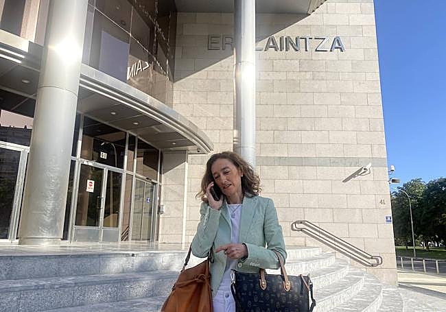 El móvil de Ana suena al salir de la comisaría de la Ertzaintza en Portal de Foronda.