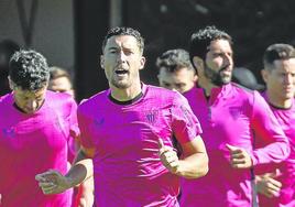 Óscar de Marcos lidera el grupo en el entrenamiento del Athletic en Lezama.