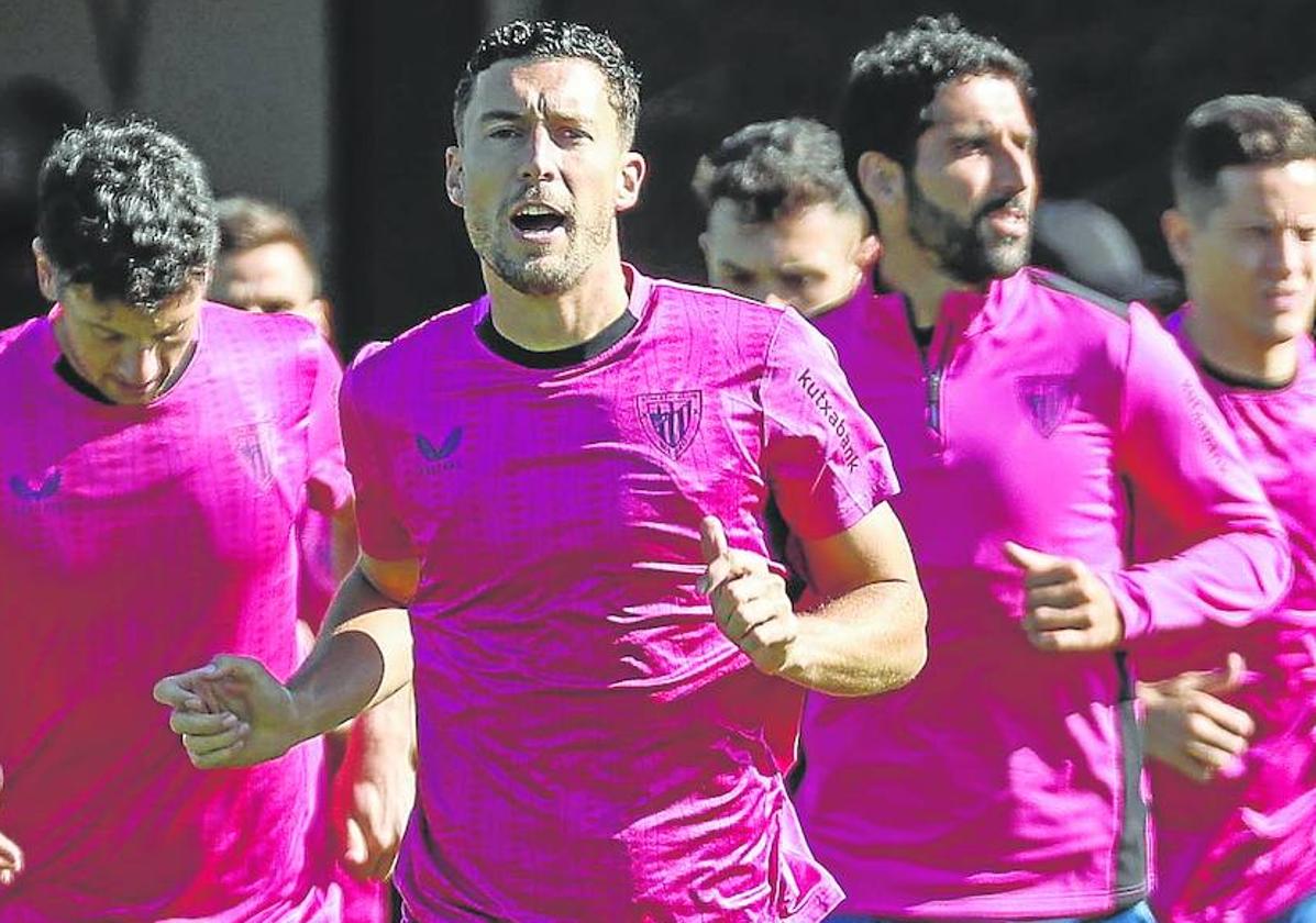 Óscar de Marcos lidera el grupo en el entrenamiento del Athletic en Lezama.