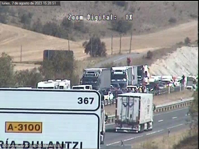 El vuelco de un camión obliga a cortar la A-1 sentido Madrid