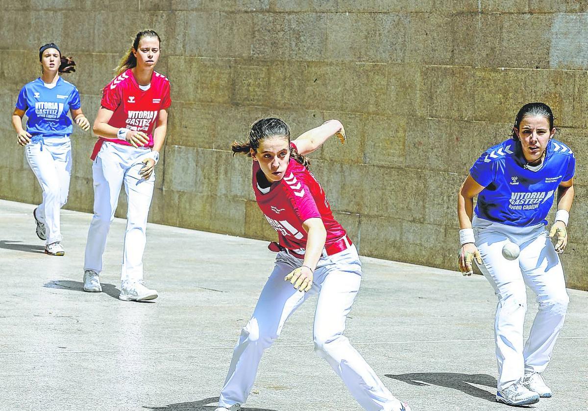 La delantera Madalen Etxegarai intenta un remate ante la atenta mirada de Olatz Arrizabalaga.