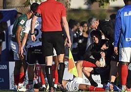 Matos, a la izquierda, ve a los médicos tratar a Simeone.