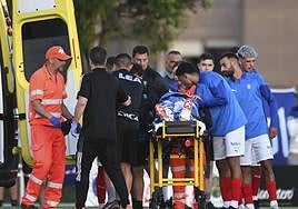Giuliano Simeone es retirado en camilla.