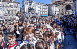 Iratxe Calvo y Amets Busto saludan a la plaza.