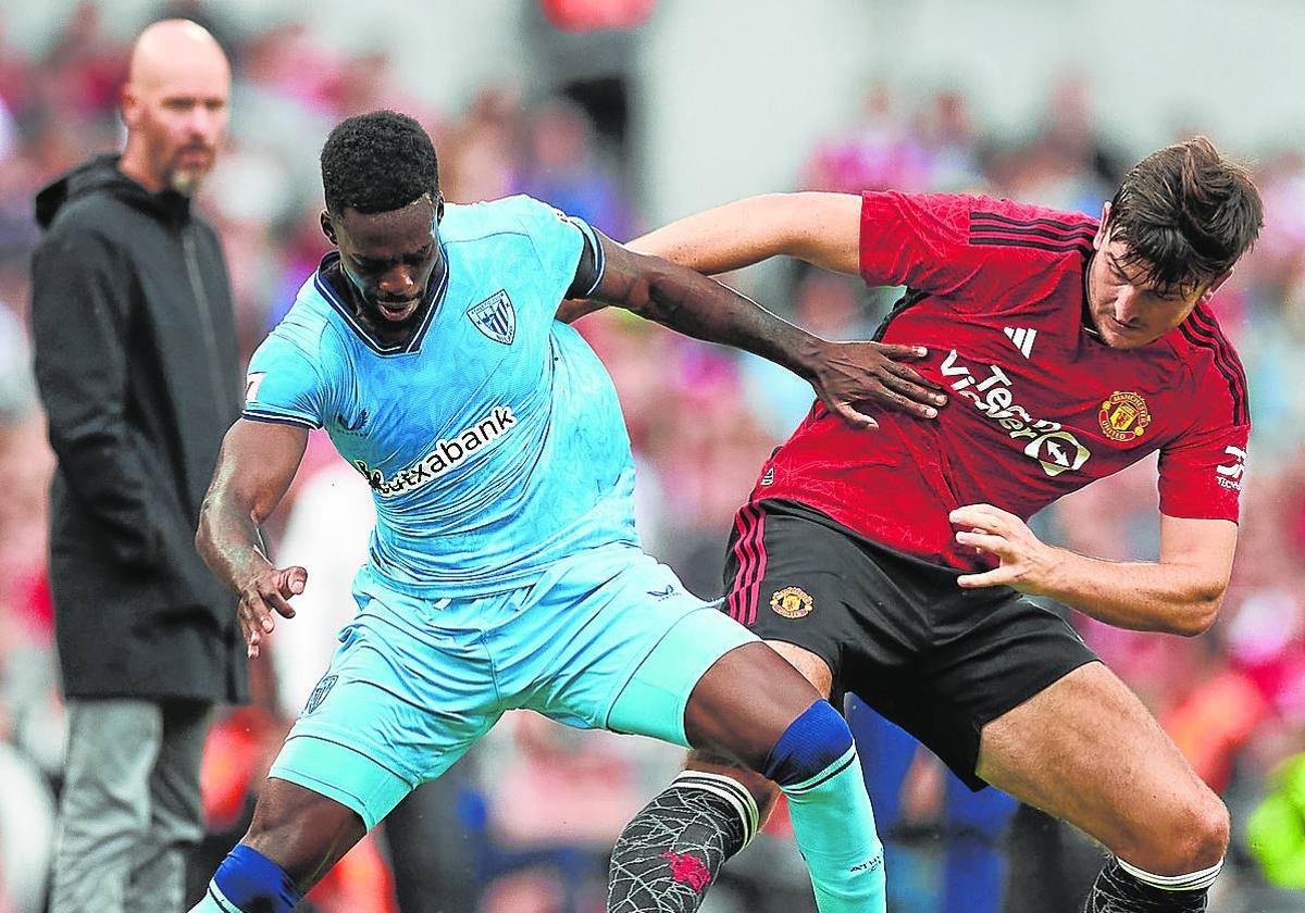 Iñaki Williams disputa una pelota con el central Maguire.