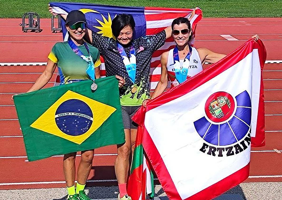 Itziar Sáez en el podium de los 100 metros lisos.