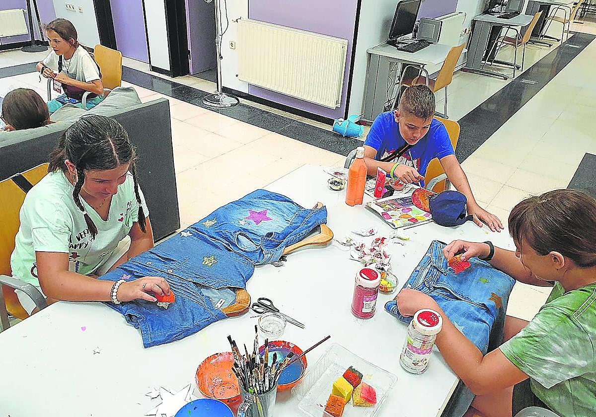 Uno de los talleres realizados por algunos de los usuarios fue el que les sirvió para aprender a customizar su ropa.