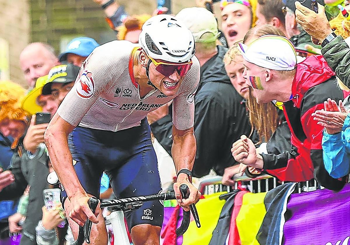 Furia. Van der Poel, en un esfuerzo máximo tras su caída y camino de la meta en el Mundial de Glasgow.