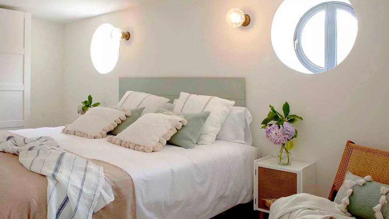 Una de las habitaciones, con ventanas de ojo de buey.
