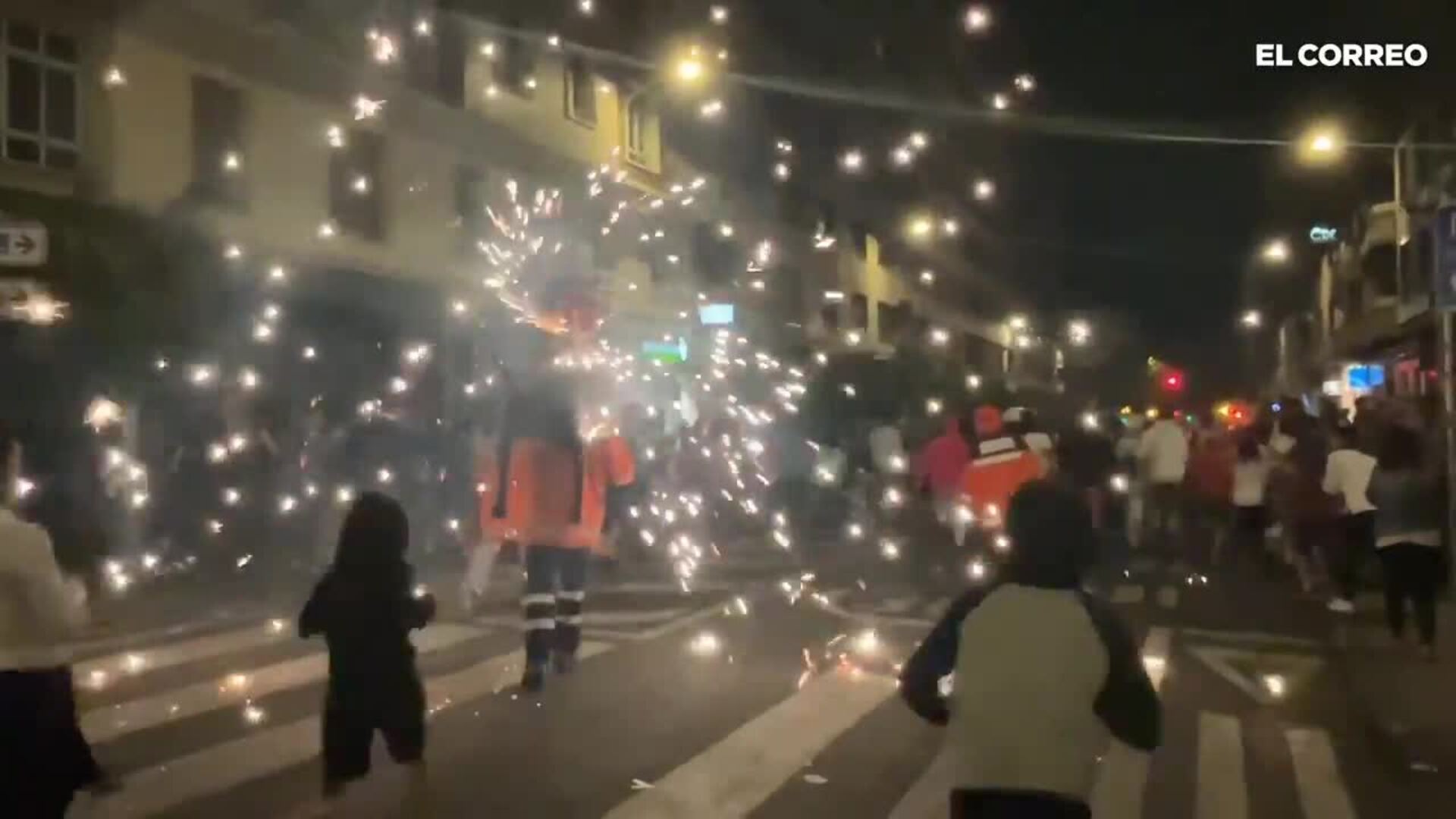 Los toros de fuego brillan en Vitoria