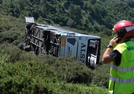 Imagen del autobús volcado en Los Lagos.