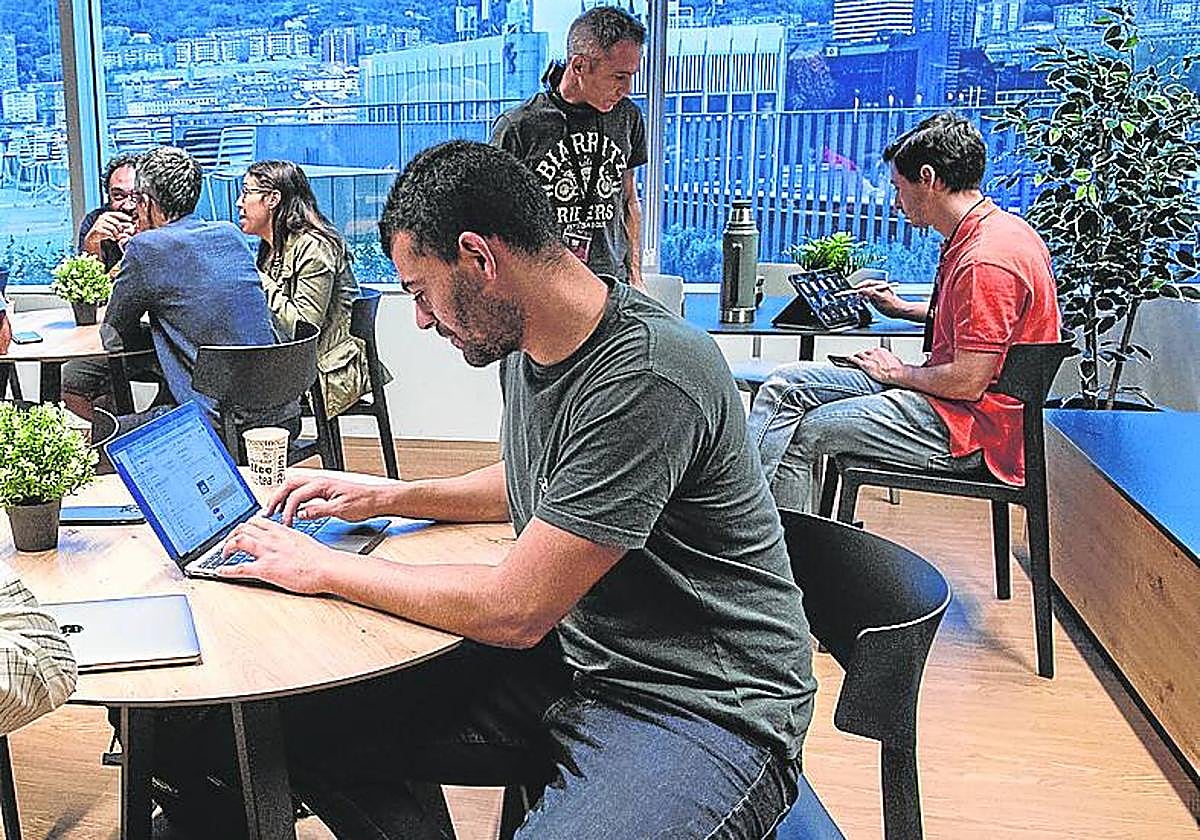Jóvenes emprendedores en la Torre Bizkaia.