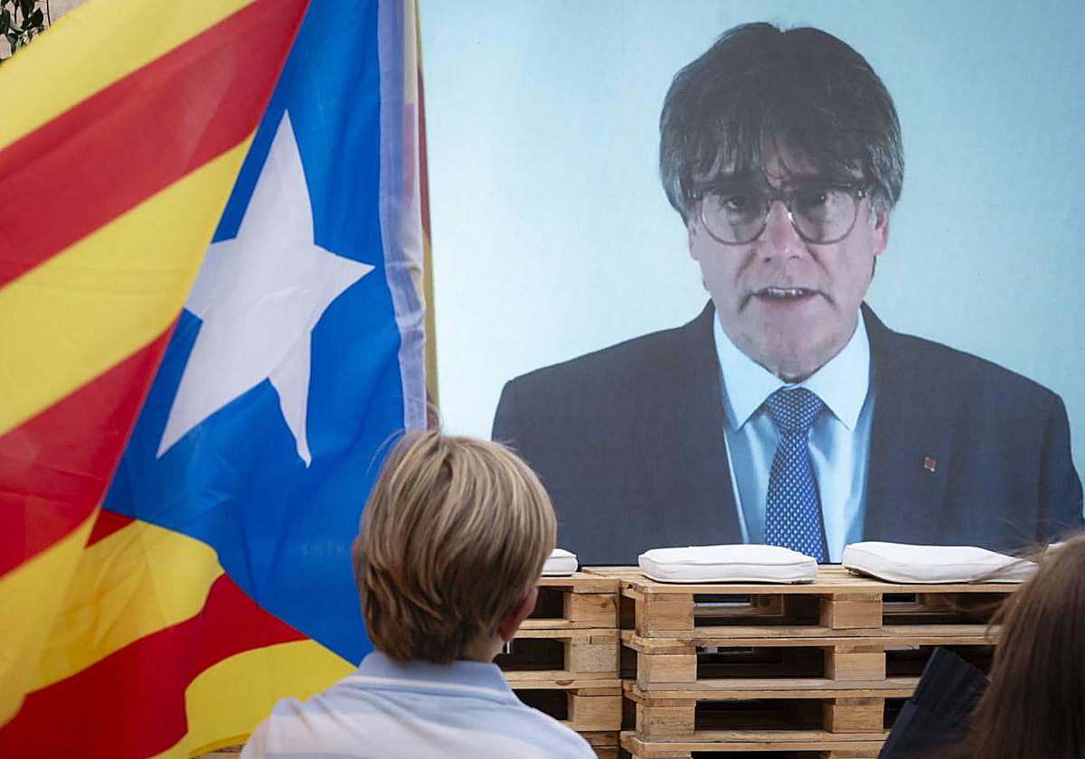 El expresidente de la Generalitat Carles Puigdemont, por videoconferencia, durante un mitin electoral de Junts.