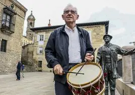 José Antonio Zabalza, junto a la estatua de Celedón.