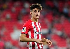 Nico Serrano en su debut con el Athletic en 2021.