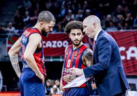 Darius Thompson y Markus Howard atienden las indicaciones tácticas de Joan Peñarroya en el Fernando Buesa Arena.