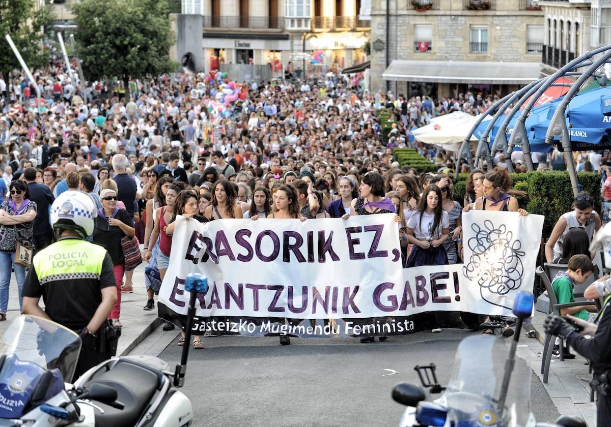 Manifestación en unas fiestas de Vitoria por una agresión sexual a una mujer.