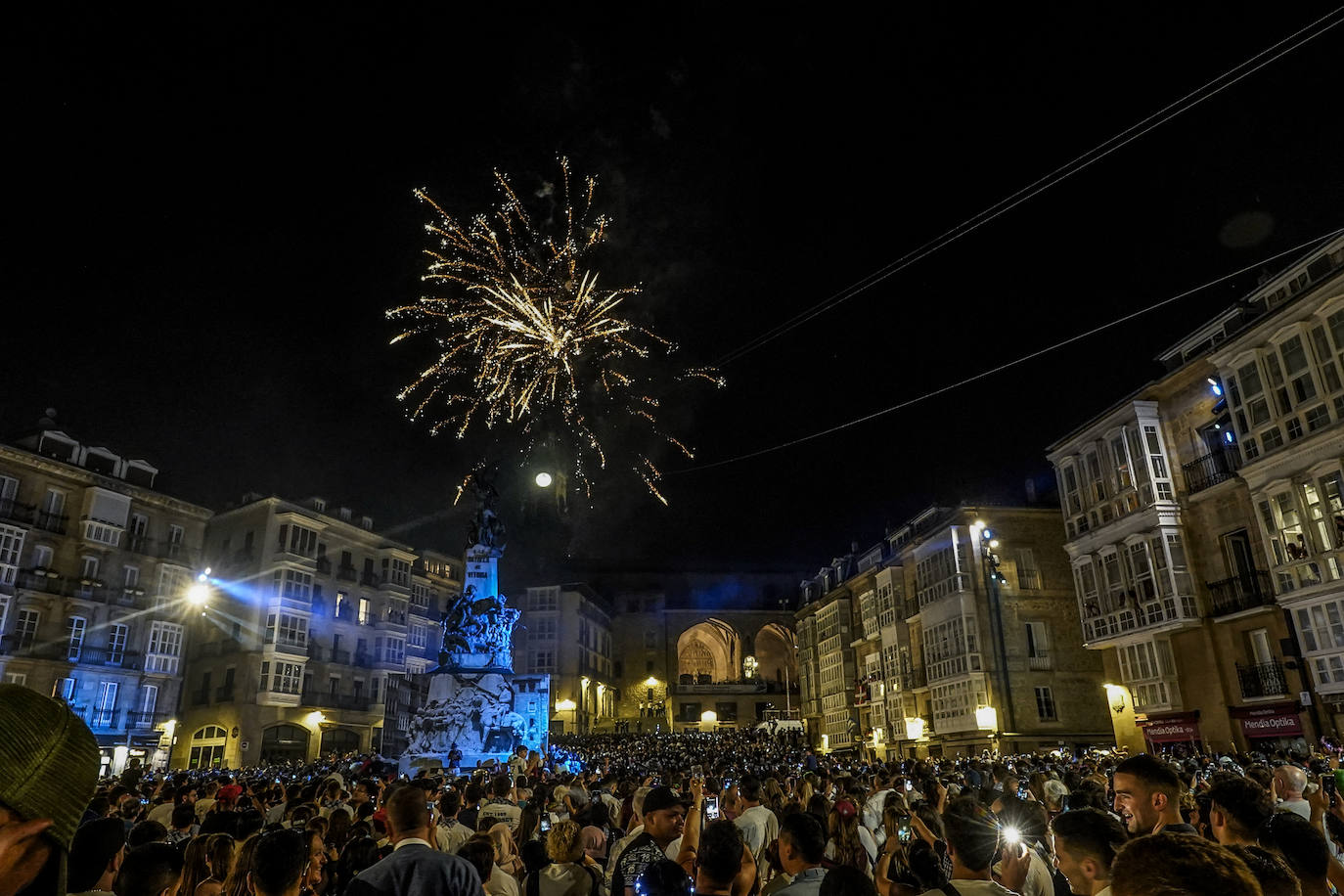 Una multitud despide a Celedón en su regreso a la torre de San Miguel