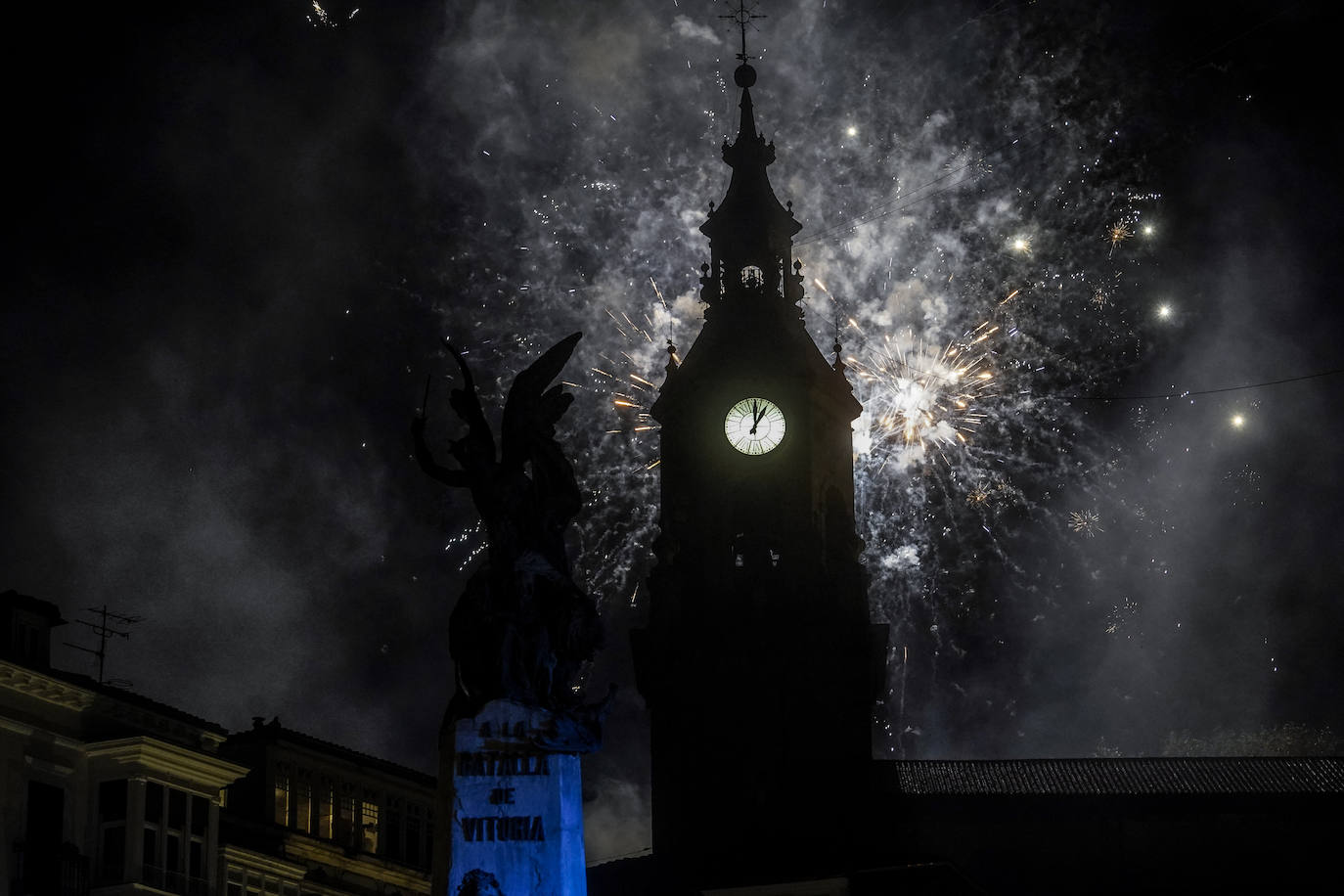 Una multitud despide a Celedón en su regreso a la torre de San Miguel