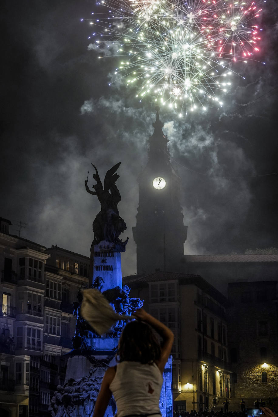 Una multitud despide a Celedón en su regreso a la torre de San Miguel