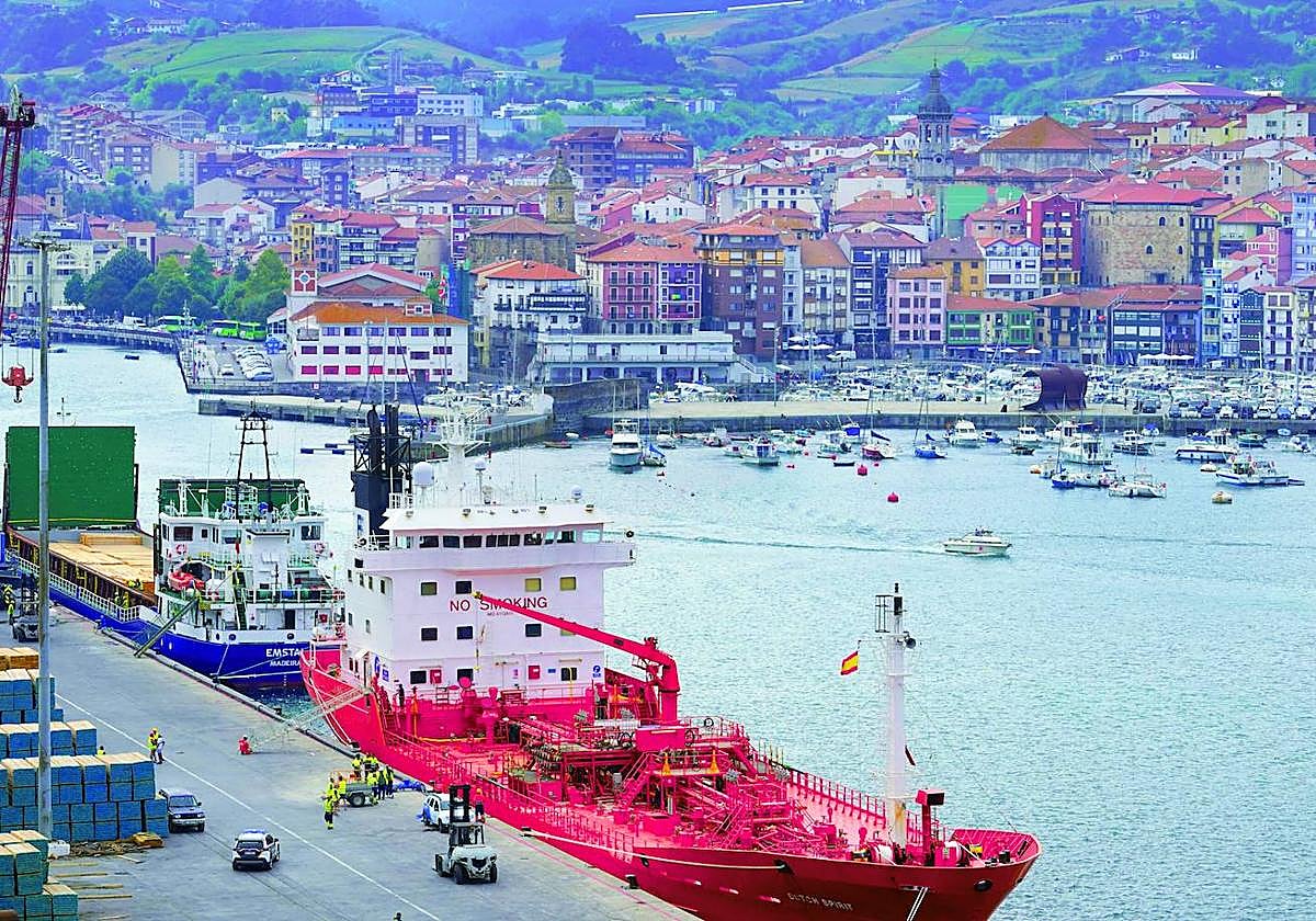 El año pasado fue necesario el traslado de agua por mar desde Santurtzi a Bermeo.