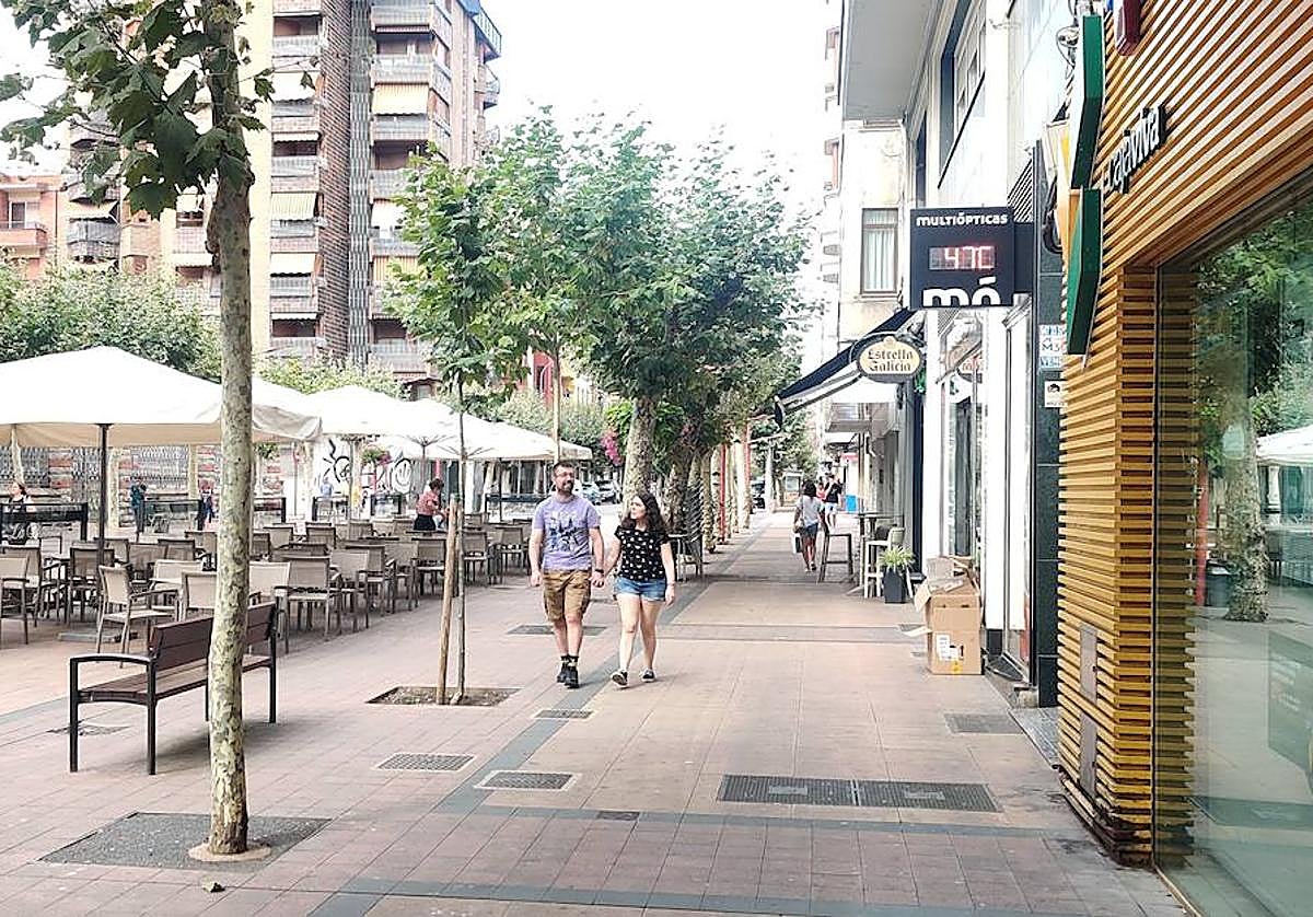 A los operarios de la Carretera de Logroño no les faltó el agua a pie de obra, mientras que el personal de Integra trataba de evitar el uso de maquinaria y trabajar a la sombra; un espacio muy codiciado ayer por todo el personal que desarrolla su actividad en la calle.