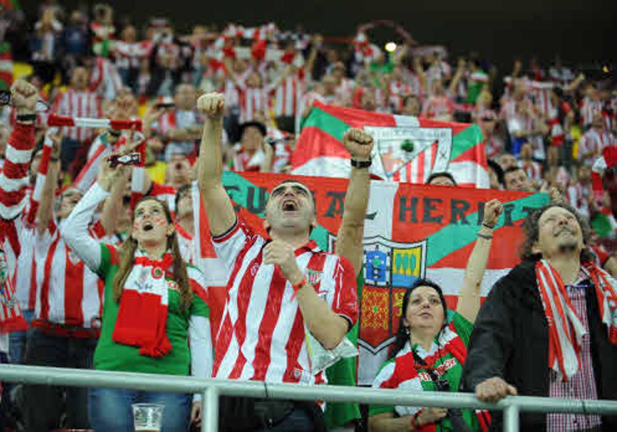 Afición del Athletic animando con ilusión a su equipo