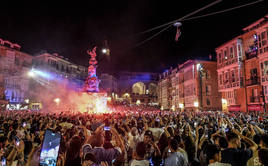 Miles de personas se congregaron en la madrugada del jueves en la Subida de Celedón, que se confirma como uno de los actos más masivos de La Blanca.