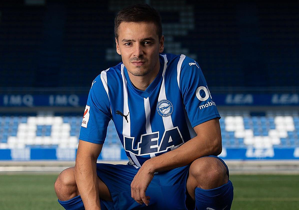 Andoni Gorosabel ya posa de albiazul en Mendizorroza.