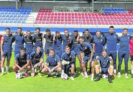 La plantilla del Amorebieta posa sobre el césped de Urritxe antes de un entrenamiento.