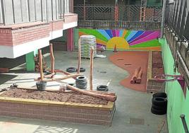 Estos días en el patio del colegio de Urkizu están llevando a cabo las obras de crear un patio inclusivo y renaturalizado.