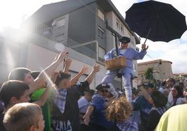 La Bajada del Brujo, un personaje inspirado en Celedón que da el pistoletazo de salida a las fiestas.