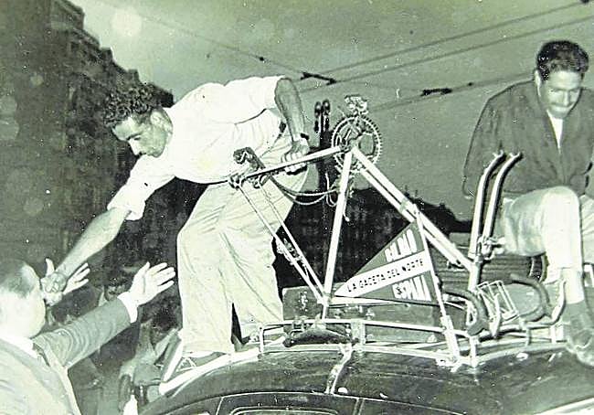 Loroño y Langarica se bajan de la baca del coche al llegar a Bilbao.