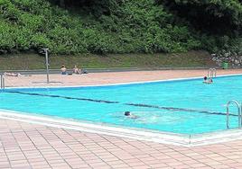 La piscina de Ipurua y sus alrededores son parte de los servicios que ofrece la ciudad armera en verano para los eibarreses que se quedan.