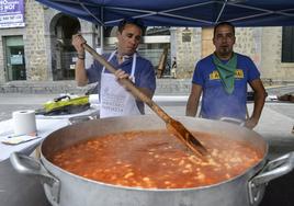 Dos integrantes de Su Gozotan preparan la degustación de marmitako con la que repartieron 250 raciones en la plaza.